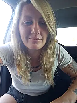 Snapshot of SheIsSomething chatting on March 5, 12:05 am SheIsSomething online show from March 5, 12:05 am