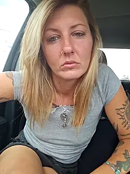 Snapshot of SheIsSomething chatting on September 19, 9:15 pm SheIsSomething online show from September 19, 9:15 pm