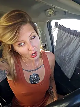 Snapshot of SheIsSomething chatting on October 26, 9:42 pm SheIsSomething online show from October 26, 9:42 pm