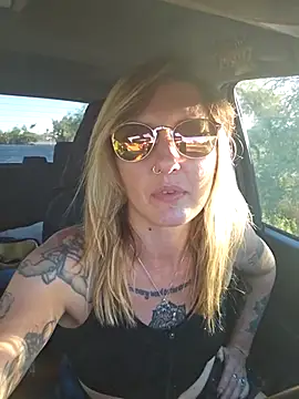 Snapshot of SheIsSomething chatting on December 1, 11:21 pm SheIsSomething online show from December 1, 11:21 pm