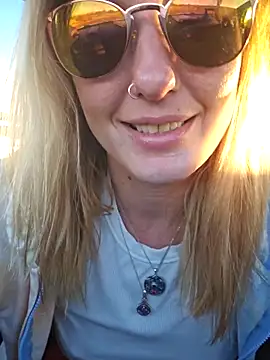 Snapshot of SheIsSomething chatting on December 3, 11:58 pm SheIsSomething online show from December 3, 11:58 pm