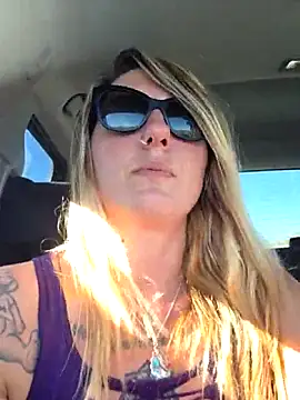 SheIsSomething online show from April 17, 11:19 pm