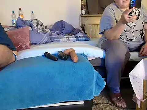 Snapshot of HotBiPaar chatting on November 19, 8:09 pm HotBiPaar online show from November 19, 8:09 pm