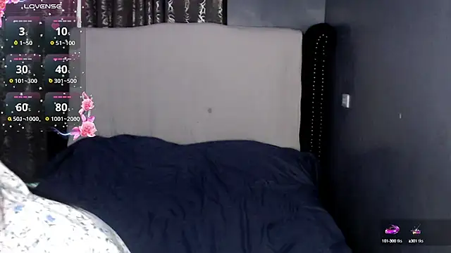 Snapshot of shecutie69 chatting on October 13, 10:43 pm shecutie69 online show from October 13, 10:43 pm