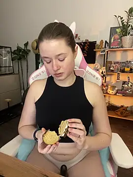 Snapshot of sweetest_pie chatting on November 8, 9:57 pm sweetest pie online show from November 8, 9:57 pm