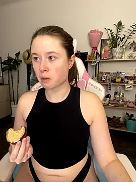 Snapshot of sweetest_pie chatting on November 13, 11:47 pm sweetest pie online show from November 13, 11:47 pm