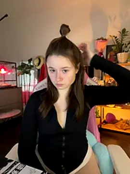 Snapshot of sweetest_pie chatting on December 4, 4:48 pm sweetest pie online show from December 4, 4:48 pm