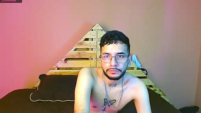 Snapshot of sexxgods chatting on February 1, 12:29 am sexxgods online show from February 1, 12:29 am