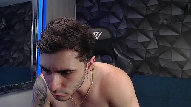 Snapshot of Latino_stud4u chatting on October 6, 11:02 pm Latino stud4u online show from October 6, 11:02 pm