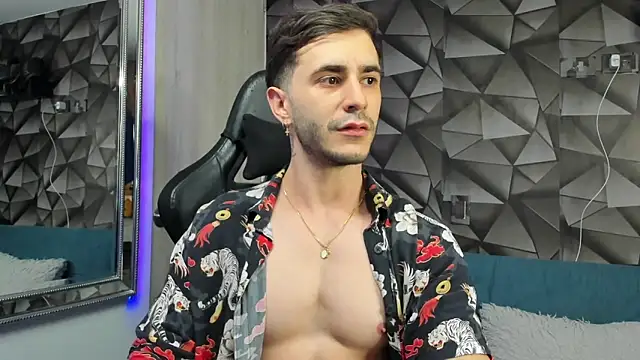 Snapshot of Latino_stud4u chatting on December 4, 12:20 am Latino stud4u online show from December 4, 12:20 am