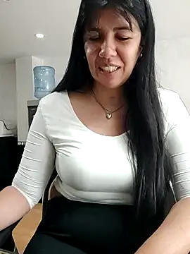 Snapshot of aisha_latina chatting on May 5, 3:09 pm aisha latina online show from May 5, 3:09 pm