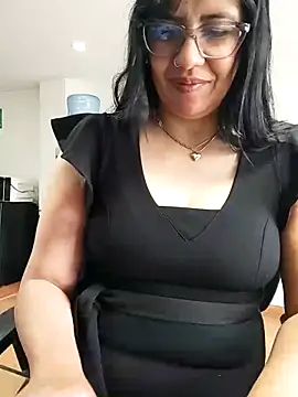 Snapshot of aisha_latina chatting on May 6, 2:44 pm aisha latina online show from May 6, 2:44 pm