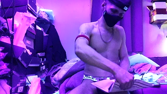 Snapshot of Cloudd_Kingg_Iceyyy chatting on May 29, 5:00 pm Cloudd Kingg Iceyyy online show from May 29, 5:00 pm