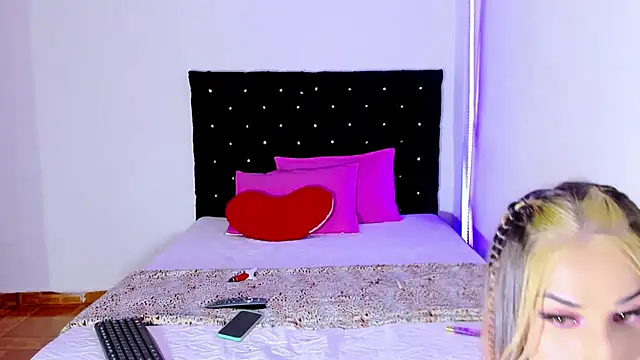 Snapshot of valen_colombian69 chatting on March 8, 10:32 am valen colombian69 online show from March 8, 10:32 am