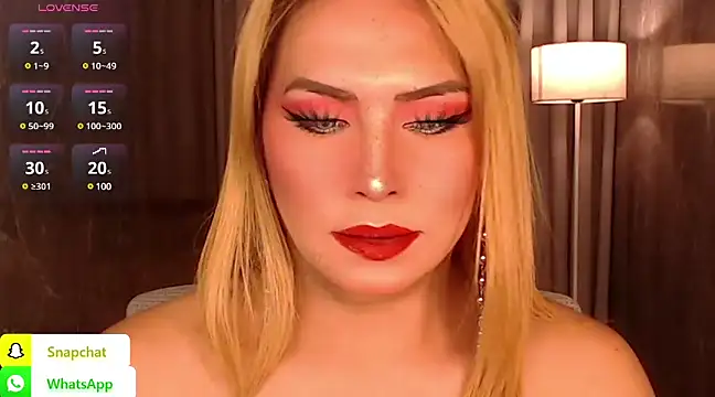 Snapshot of QUEEN_GIAMOORE69 chatting on January 31, 10:21 pm QUEEN GIAMOORE69 online show from January 31, 10:21 pm