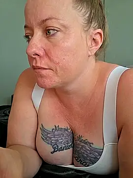 julimonroe online show from April 15, 5:09 pm