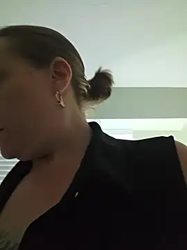 julimonroe online show from July 15, 1:44 am