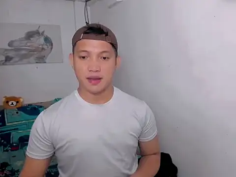Snapshot of xSebastian19 chatting on May 1, 9:14 am xSebastian19 online show from May 1, 9:14 am