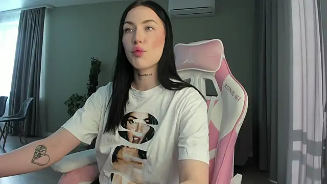 JenniferQueen11 online show from February 19, 8:22 am