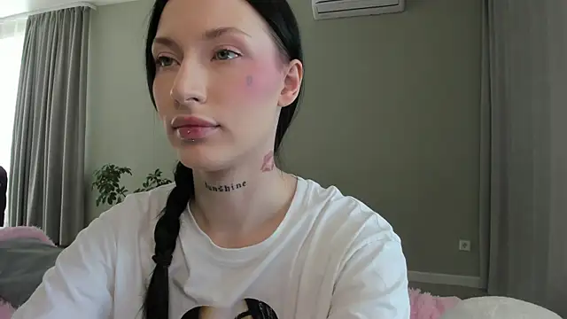 JenniferQueen11 online show from September 20, 6:25 am