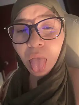 Snapshot of MatchedEyebrow chatting on September 19, 9:37 pm MatchedEyebrow online show from September 19, 9:37 pm