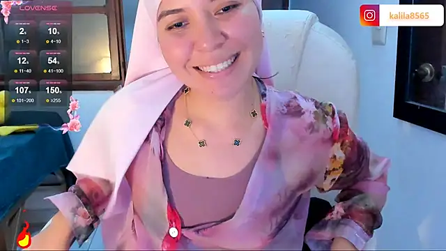 Snapshot of MatchedEyebrow chatting on October 23, 9:24 pm MatchedEyebrow online show from October 23, 9:24 pm