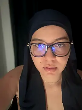 Snapshot of MatchedEyebrow chatting on November 21, 10:08 pm MatchedEyebrow online show from November 21, 10:08 pm