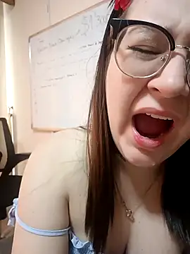 Snapshot of HunnyyLove chatting on December 7, 4:47 pm HunnyyLove online show from December 7, 4:47 pm