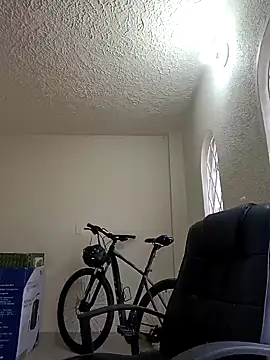 Snapshot of HunnyyLove chatting on December 18, 8:57 pm HunnyyLove online show from December 18, 8:57 pm