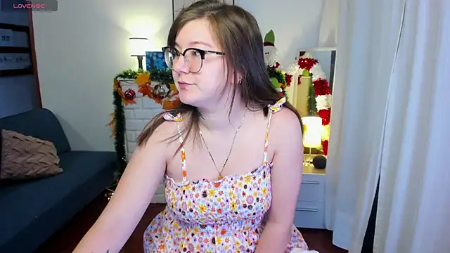 Snapshot of HunnyyLove chatting on December 23, 3:33 pm HunnyyLove online show from December 23, 3:33 pm