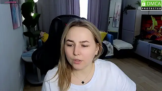 Snapshot of Mira_Mermayd chatting on April 29, 8:40 am Mira Mermayd online show from April 29, 8:40 am
