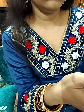 Snapshot of Diya_143 chatting on February 14, 6:54 am Diya 143 online show from February 14, 6:54 am