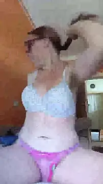Snapshot of Dettybitch40 chatting on July 13, 11:02 am Dettybitch40 online show from July 13, 11:02 am