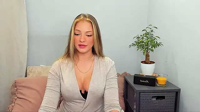 Snapshot of LilyBlondee chatting on October 27, 7:40 pm LilyBlondee online show from October 27, 7:40 pm