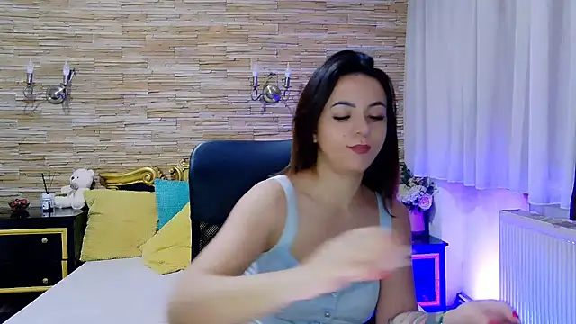 Snapshot of PlayfulElla chatting on February 18, 11:44 am PlayfulElla online show from February 18, 11:44 am