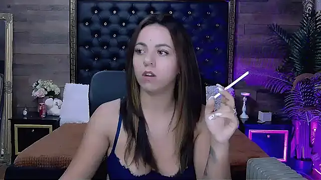 Snapshot of PlayfulElla chatting on October 6, 4:43 am PlayfulElla online show from October 6, 4:43 am