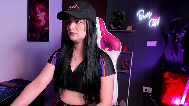 Snapshot of Emilyjhonson_01 chatting on October 22, 1:22 pm Emilyjhonson 01 online show from October 22, 1:22 pm