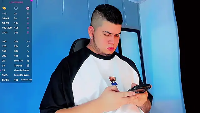 Snapshot of Thomas_chubbyxhot chatting on January 4, 10:05 am Thomas chubbyxhot online show from January 4, 10:05 am