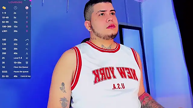 Snapshot of Thomas_chubbyxhot chatting on January 7, 4:39 am Thomas chubbyxhot online show from January 7, 4:39 am