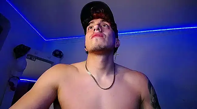 Snapshot of strongboy_ chatting on December 31, 12:00 am strongboy online show from December 31, 12:00 am