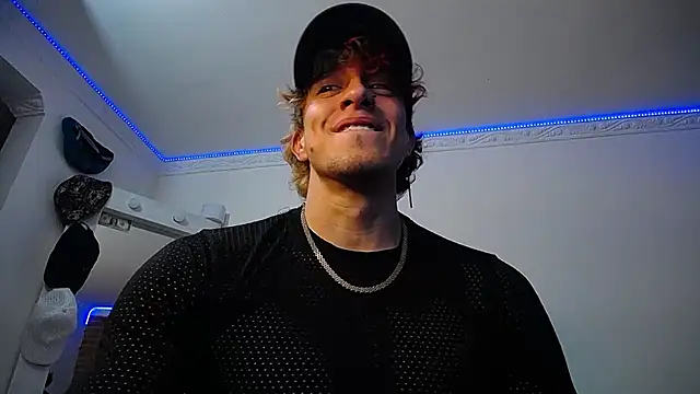 Snapshot of strongboy_ chatting on March 19, 11:14 pm strongboy online show from March 19, 11:14 pm