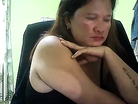 Snapshot of hott_scarlett chatting on January 4, 6:19 am hott scarlett online show from January 4, 6:19 am