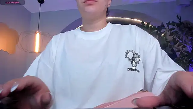 Snapshot of MartinnaBonnet chatting on February 7, 10:29 am MartinnaBonnet online show from February 7, 10:29 am