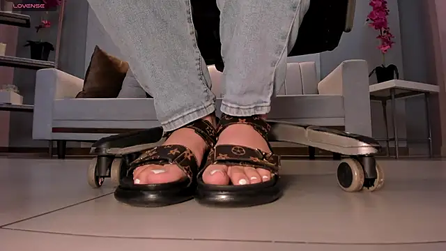 Snapshot of MartinnaBonnet chatting on February 28, 10:41 am MartinnaBonnet online show from February 28, 10:41 am