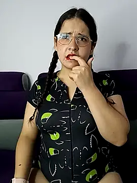 Snapshot of MiaLaurenzz chatting on October 2, 2:40 am MiaLaurenzz online show from October 2, 2:40 am