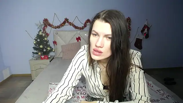Snapshot of MilaLoona chatting on December 6, 7:32 am MilaLoona online show from December 6, 7:32 am