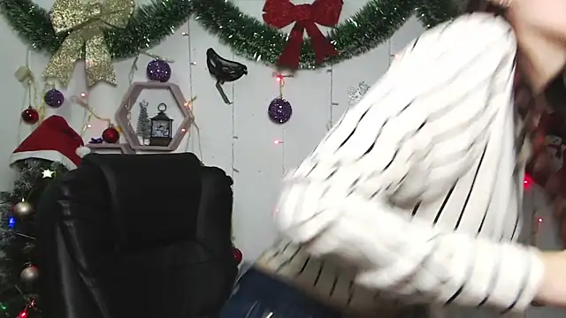 Snapshot of MilaLoona chatting on December 23, 7:28 am MilaLoona online show from December 23, 7:28 am