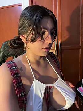 Snapshot of loolla_23 chatting on February 28, 2:09 am loolla 23 online show from February 28, 2:09 am