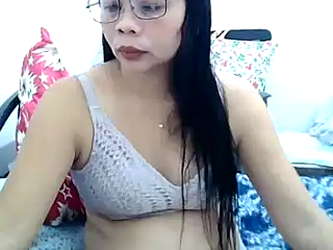 Snapshot of pinay_milfxx chatting on January 4, 1:10 am pinay milfxx online show from January 4, 1:10 am