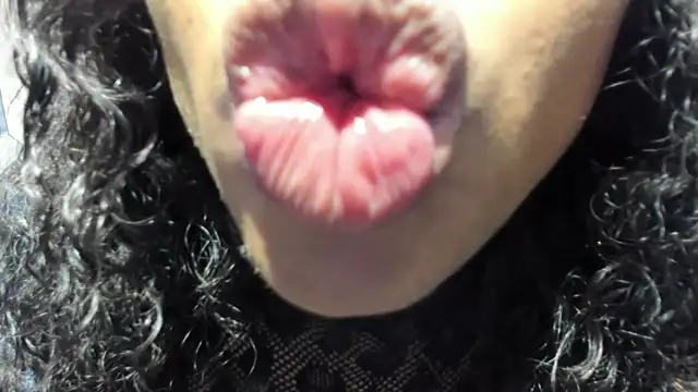Snapshot of Niyirey1 chatting on April 28, 1:05 pm Niyirey1 online show from April 28, 1:05 pm